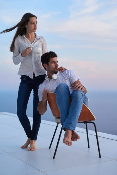 Junges romantisches Paar auf der heimischen Terrasse — Stockfoto