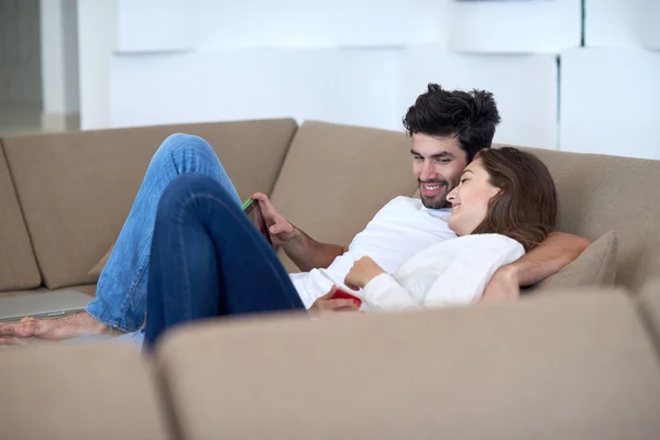 Casal em casa moderna usando computador tablet — Fotografia de Stock