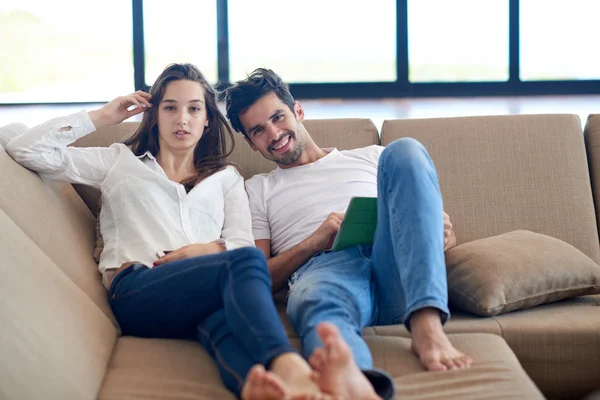 Casal em casa moderna usando computador tablet — Fotografia de Stock