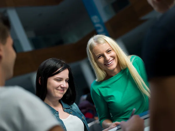 Grupp av studenter som studerar — Stockfoto