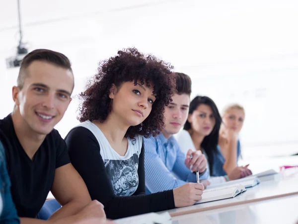 Grupp av studenter som studerar — Stockfoto