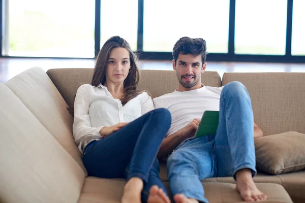 Pareja en el hogar moderno usando tableta ordenador —  Fotos de Stock