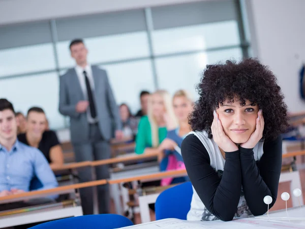 Uczniów z nauczycielem w klasie laboratorium komputerowe — Zdjęcie stockowe