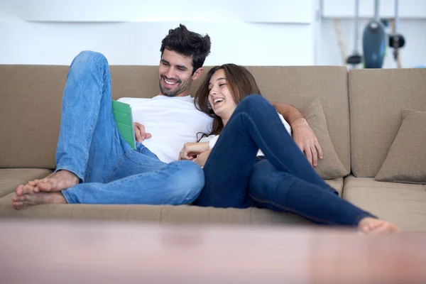 Pareja en el hogar moderno usando tableta ordenador — Foto de Stock