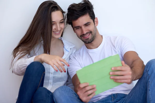 Coppia a casa moderna utilizzando tablet — Foto Stock