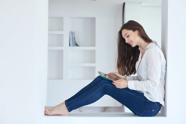 Femme à la maison en utilisant une tablette — Photo