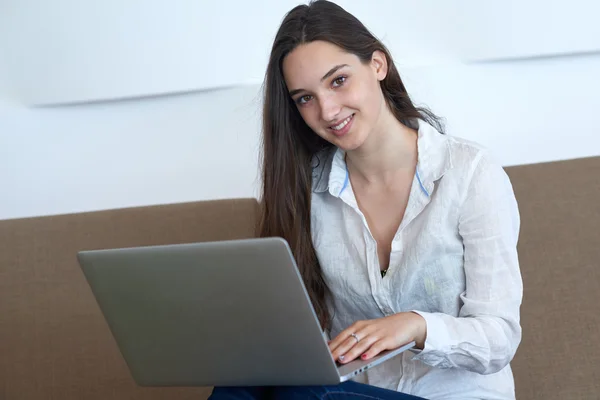 Vrouw werkt op laptop computer — Stockfoto