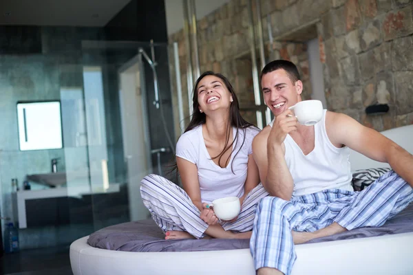 Casal relaxante e se divertindo na cama — Fotografia de Stock