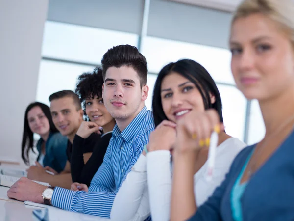 Grupp av studenter som studerar — Stockfoto