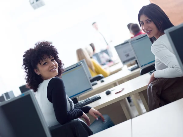 Étudiants avec professeur en salle de classe informatique — Photo