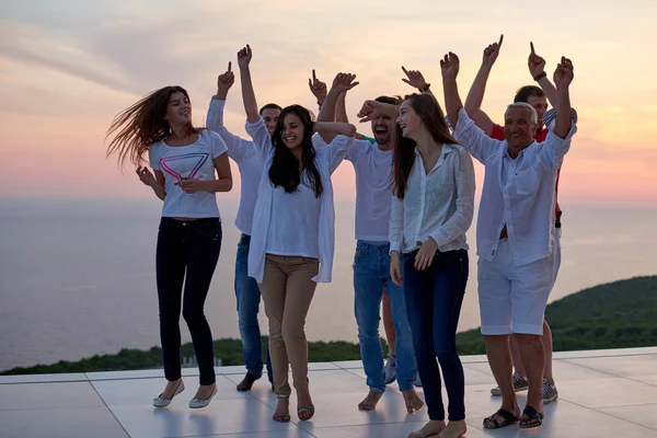 Party folk på sunset — Stockfoto