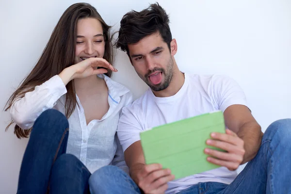 Pareja en el hogar moderno usando tableta ordenador —  Fotos de Stock