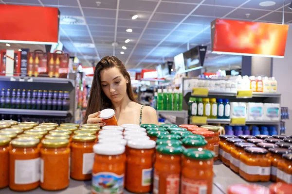 Giovane donna shopping — Foto Stock