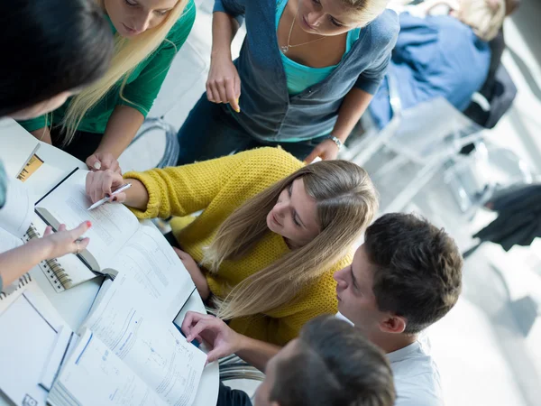 Happy grupa studentów studiów — Zdjęcie stockowe