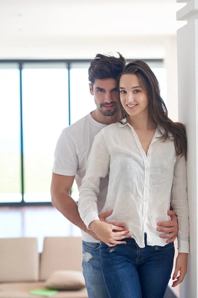 Jovem casal romântico em casa — Fotografia de Stock