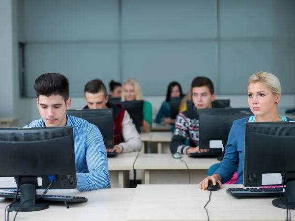 Grupo de alunos em sala de aula de laboratório de informática — Fotografia de Stock