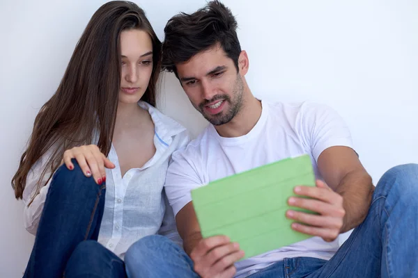 Pareja en el hogar moderno usando tableta ordenador —  Fotos de Stock