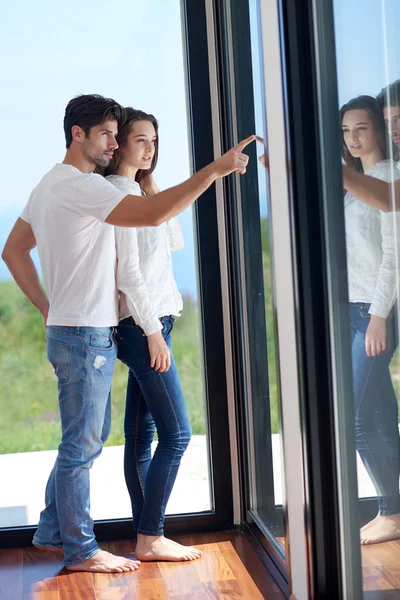 Jeune couple détendu à la maison — Photo