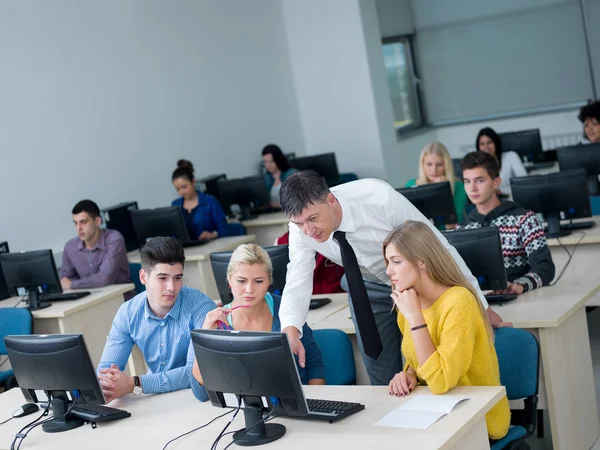 Estudiantes con profesor en aula de laboratorio de computación — Foto de Stock