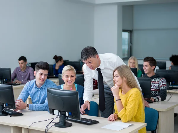 Estudantes com professor em sala de aula de laboratório de informática — Fotografia de Stock
