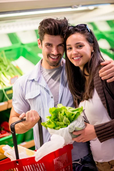 Couple shopping in a supermarket — Stock Photo, Image