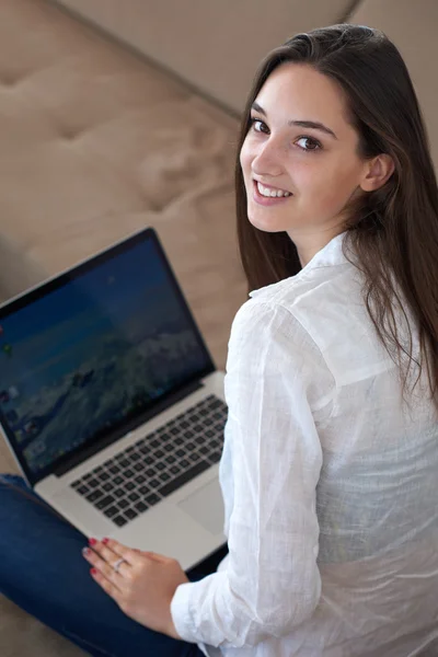 Femme à la maison travaillant sur ordinateur portable — Photo