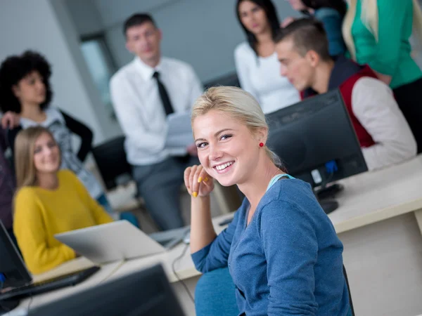 Students with teacher  in computer lab classroom — Stock Photo, Image