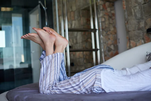 Casal relaxante e se divertindo na cama — Fotografia de Stock