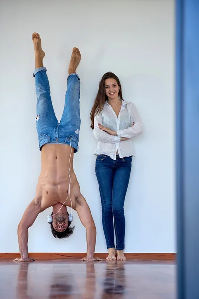 Casal romântico se divertir e relaxar em casa — Fotografia de Stock