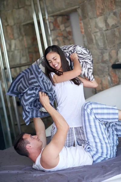 Casal relaxar e se divertir na cama — Fotografia de Stock