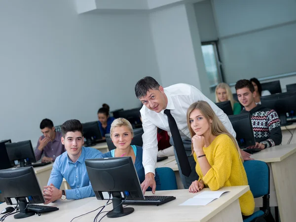 Studenten met de leraar in de computer lab klas — Stockfoto