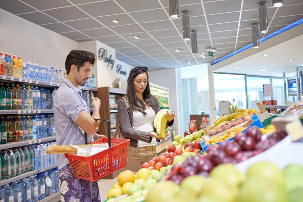 Couple shopping in a supermarket — Stock Photo, Image