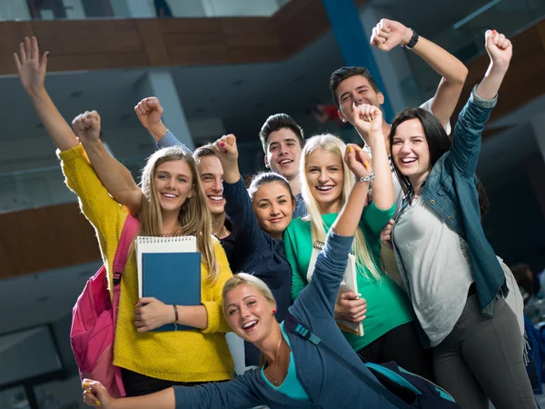 Happy skupina studentů studujících — Stock fotografie