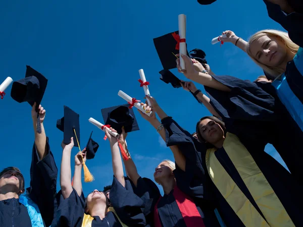 Estudiantes graduados de la escuela secundaria —  Fotos de Stock