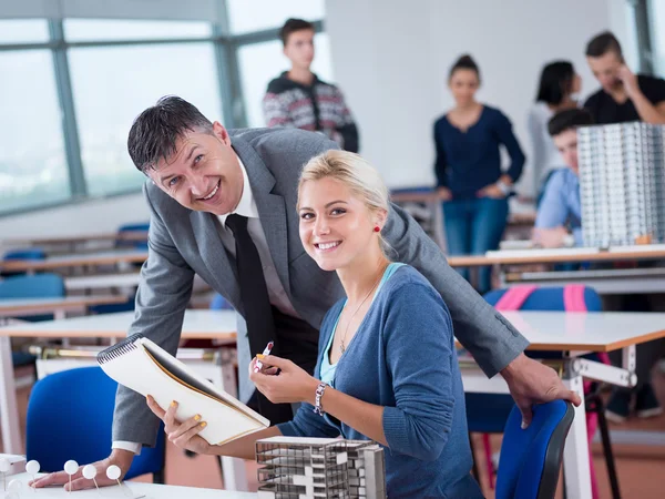 Estudantes com professor em sala de aula de laboratório de informática — Fotografia de Stock