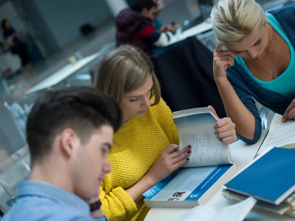 Zadowoleni uczniowie grupy studia — Zdjęcie stockowe