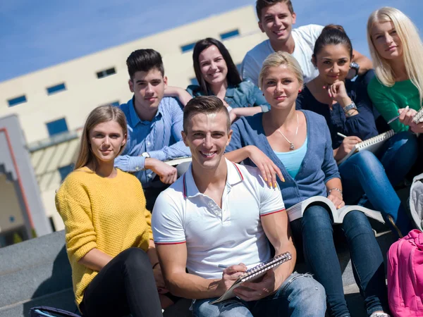 Students outside sitting on steps — Stock Photo, Image