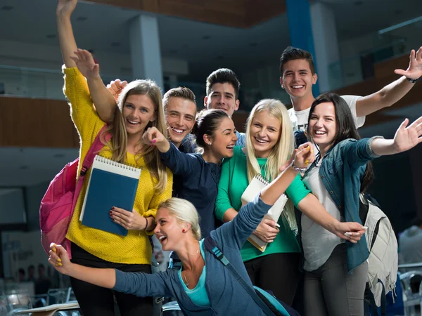 Estudiantes felices grupo de estudio — Foto de Stock
