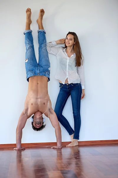 Pareja romántica divertirse y relajarse en casa — Foto de Stock