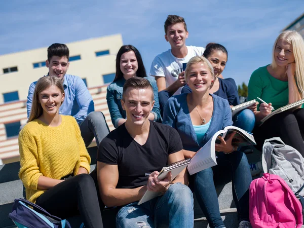 Studenti mimo sedí na schodech — Stock fotografie