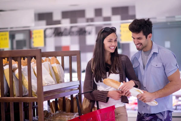 Casal de compras em um supermercado — Fotografia de Stock