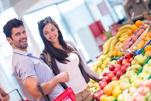 Casal de compras em um supermercado — Fotografia de Stock