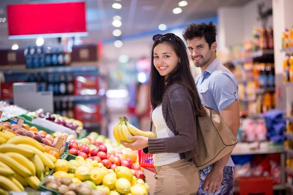 Couple shopping in a supermarket — Stock Photo, Image