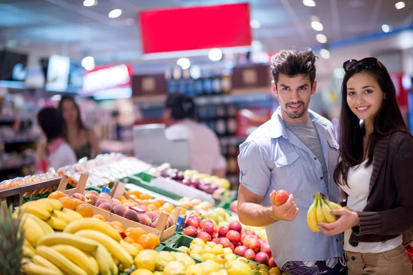 Bir süpermarkette alışveriş Çift — Stok fotoğraf