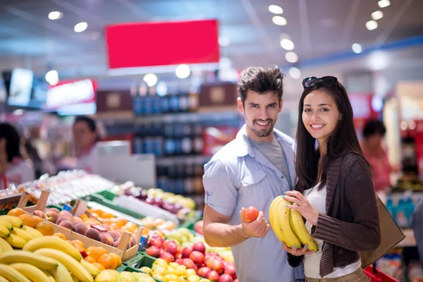 Casal de compras em um supermercado — Fotografia de Stock