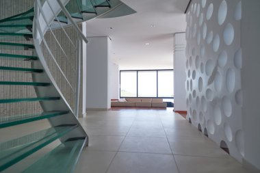 Modern cam döner merdiven