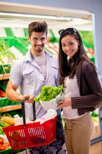 Couple shopping in a supermarket — Stock Photo, Image