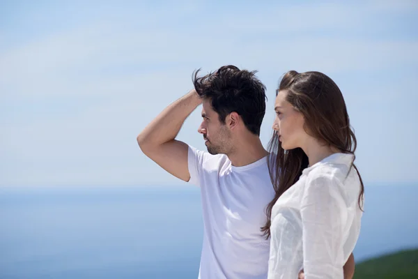 Jovem feliz casal romântico relaxante — Fotografia de Stock