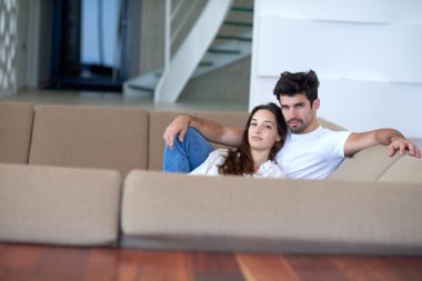 Evde rahat genç bir çift var.