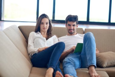 modern ev tablet bilgisayar kullanarak çifte